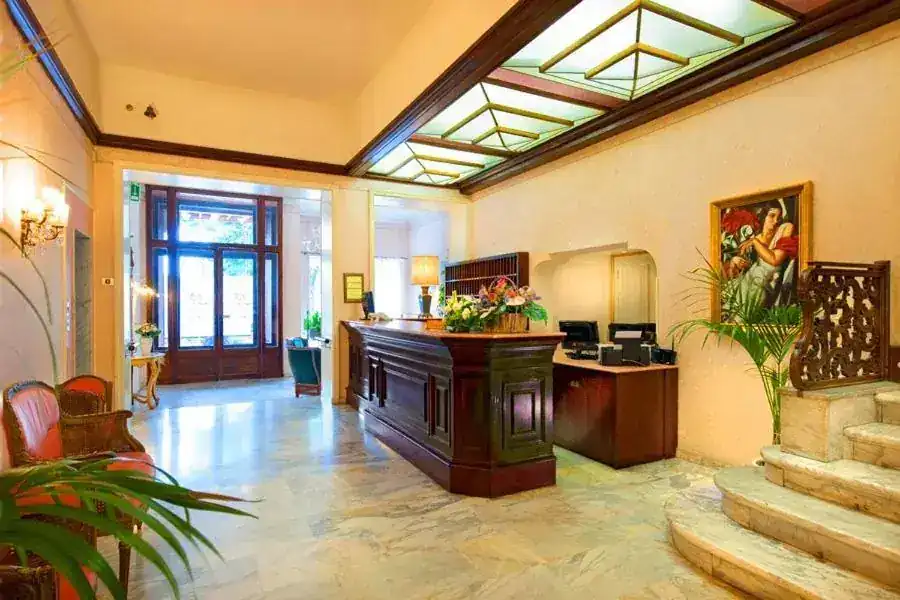 Banco reception in marmo e legno