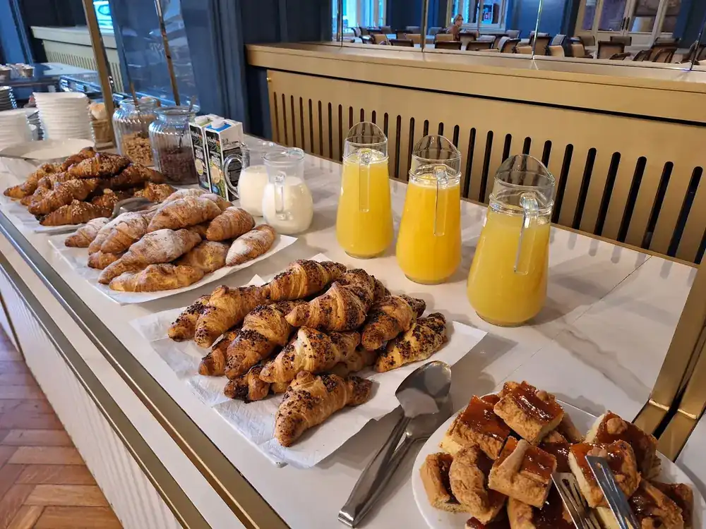 Cornetti e spremute al buffet