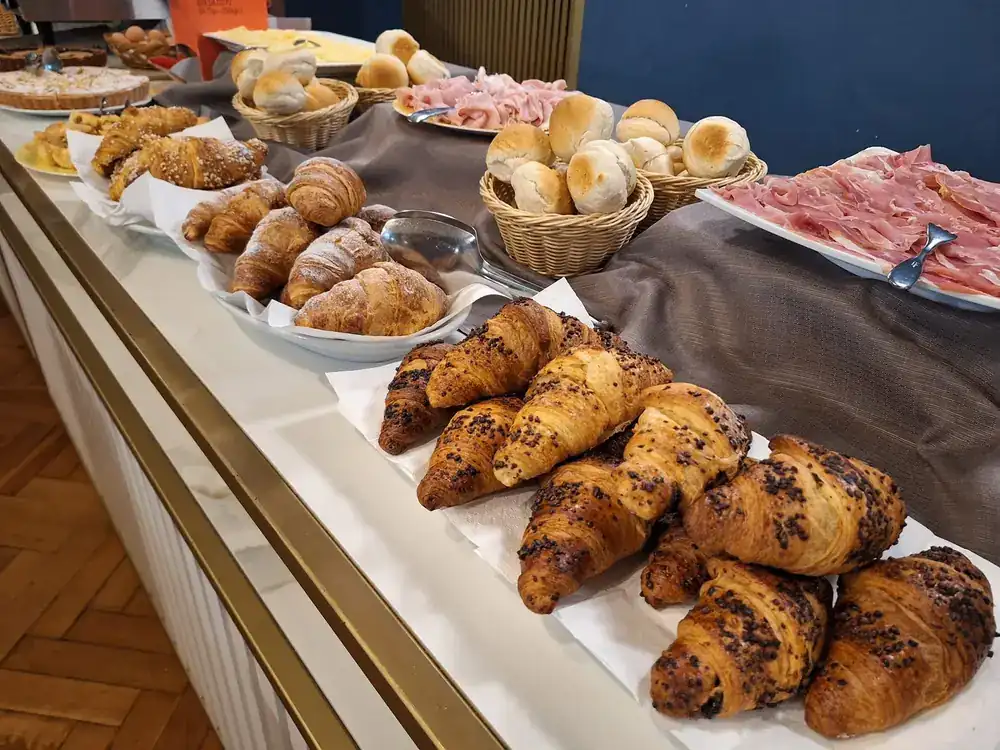 Cornetti, panini e prosciutto
