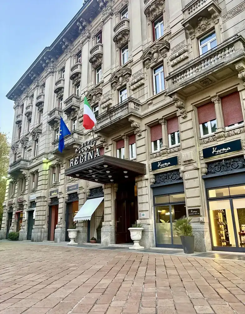 Facciata con ingresso Albergo Regina
