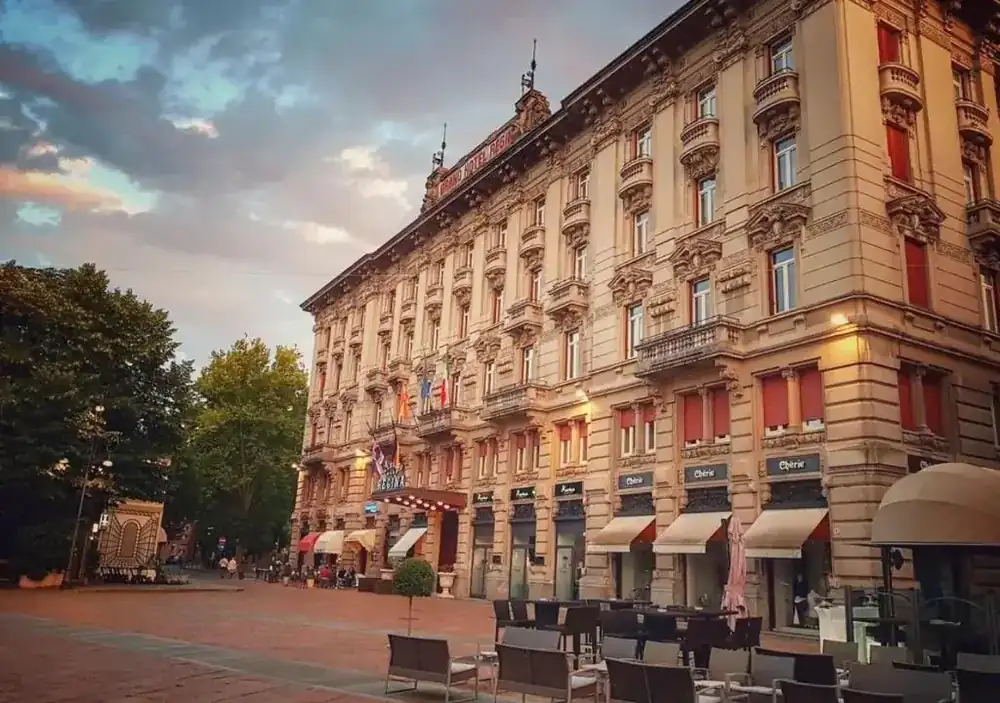 Facciata storica al tramonto