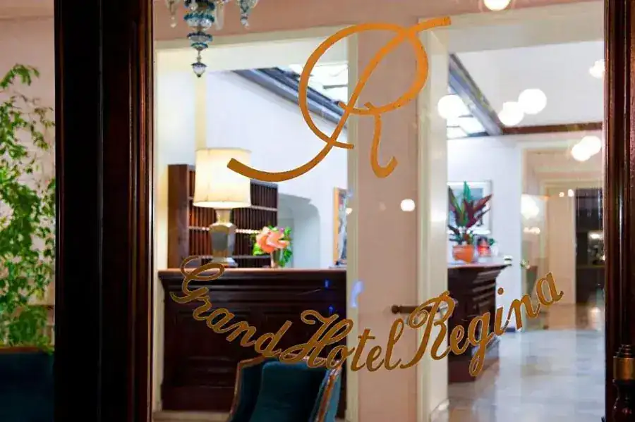 Ingresso con logo Grand Hotel Regina