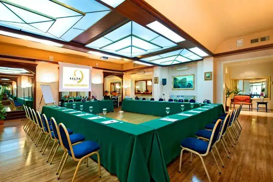Sala congressi allestita a ferro di cavallo