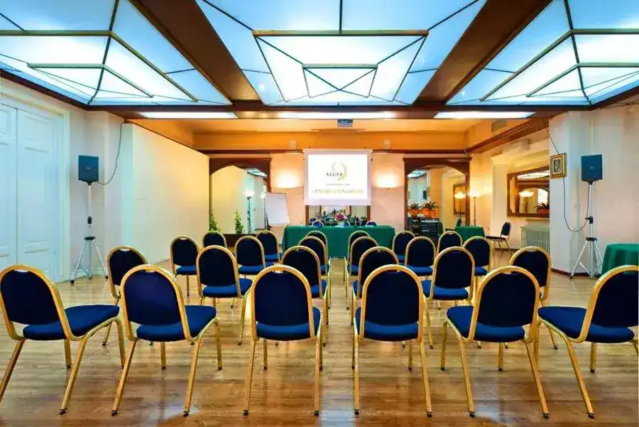 Sala congressi allestita a platea