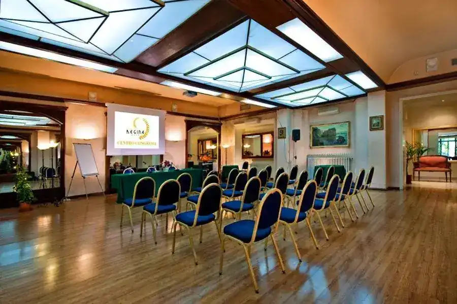 Sala congressi vista laterale