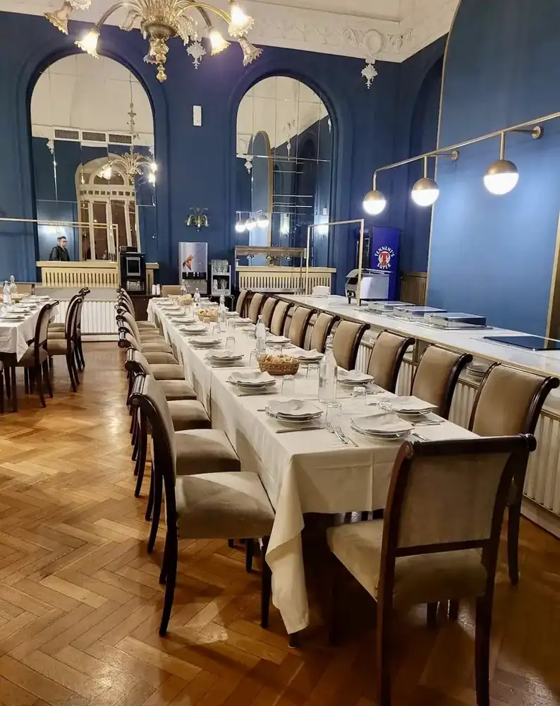 Sala ristorante allestita