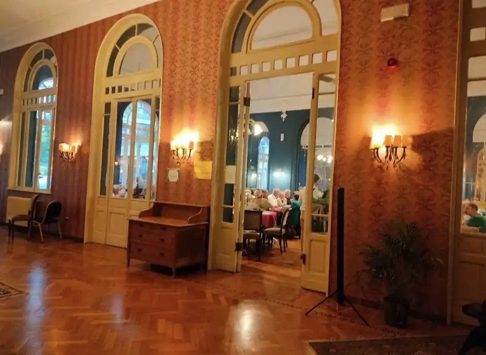 Salone con porte ad arco verso il ristorante